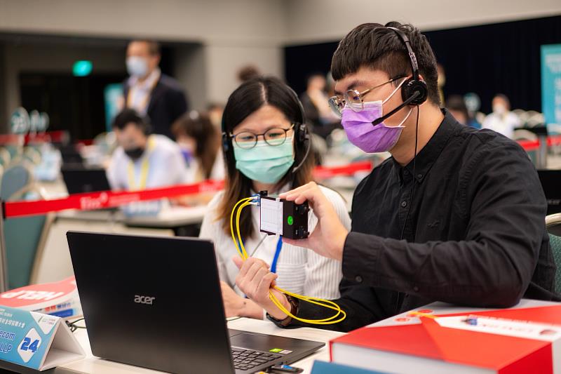 4.業者與買主熱烈互動 展示產品