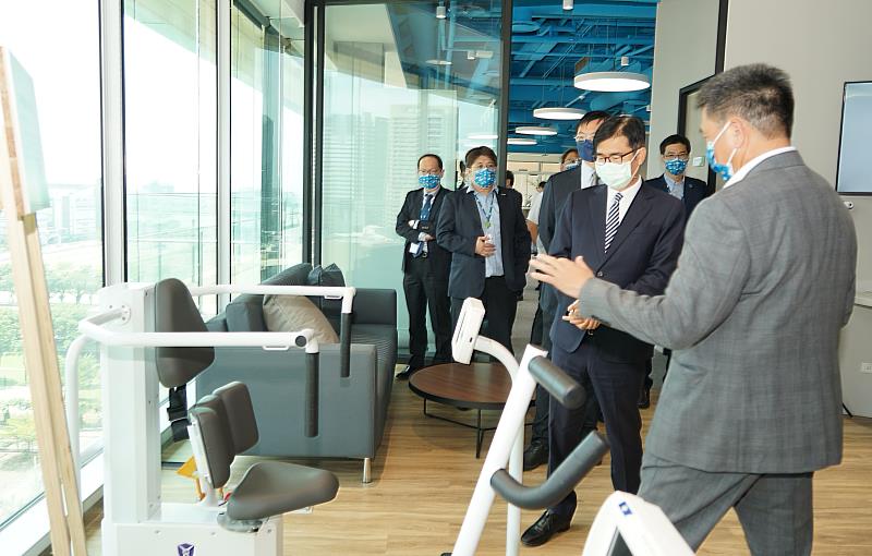 高雄市長陳其邁參觀智慧運動健康促進方案讚友達轉型有成，強調亞灣是數位轉型最佳練兵場域，歡迎企業投資高雄。