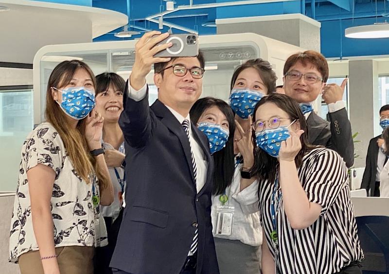 高雄市長陳其邁遇友達員工粉絲，親切與大家自拍合影。