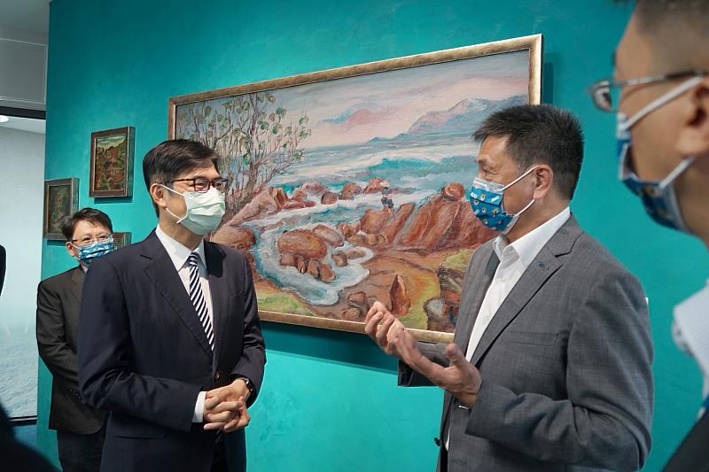 友達光電董事長彭双浪(右)看好未來場域應用經濟效應，積極投入資源深化5G AIoT場域應用為公司營運與發展加值，讓世界知道友達研發應用軟實力。