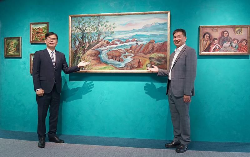 友達光電董事長彭双浪(右)向市長陳其邁(左)介紹運用8K超高解析度顯屏技術的FindARTs友達藝廊，笑稱要拜託市長加強名畫保全。