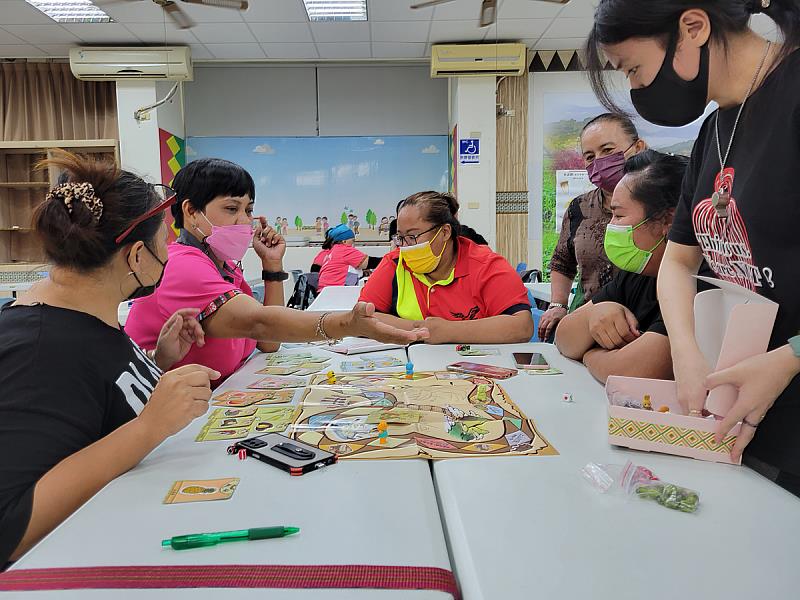 營養系師生設計的「百合桌遊」，將魯凱族著名的手工製琉璃珠、傳統食材、人文風情等元素與桌遊結合，藉此傳承原民文化(照片來源：義守大學提供)。