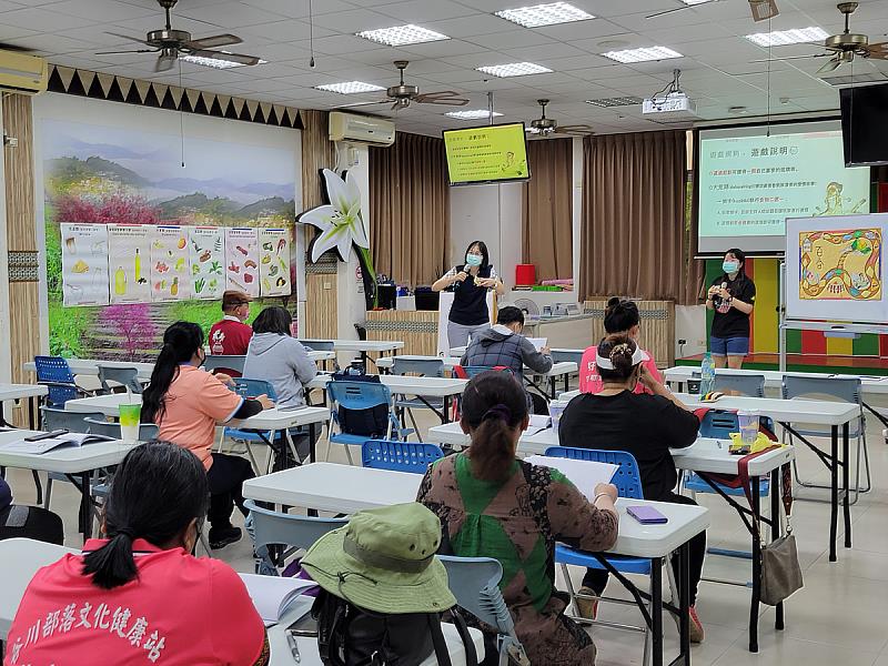 義守大學的學生，用自己的方式打破不同文化背景和語言的隔閡，設計桌遊與長輩互動，拉近與原住民部落的距離(照片來源：義守大學提供)。