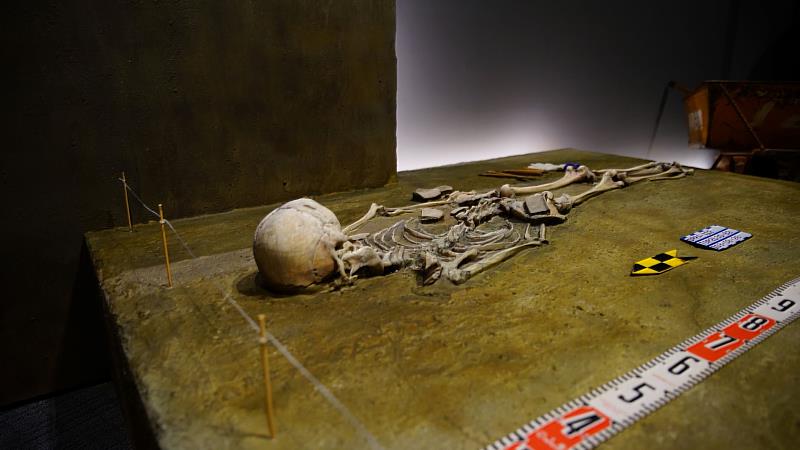 「我們活過：考古人骨遺骸暨墓葬展」以2013年在南科園區三寶埤遺址第四次的考古發掘過程中一具編號為I12B2的完整女性人骨及她所生活的那個時代為引，開啟大家對史前人樣貌與生活的想像。