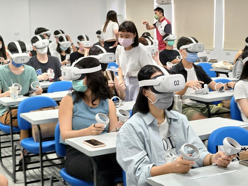 東吳學生體驗元宇宙世界