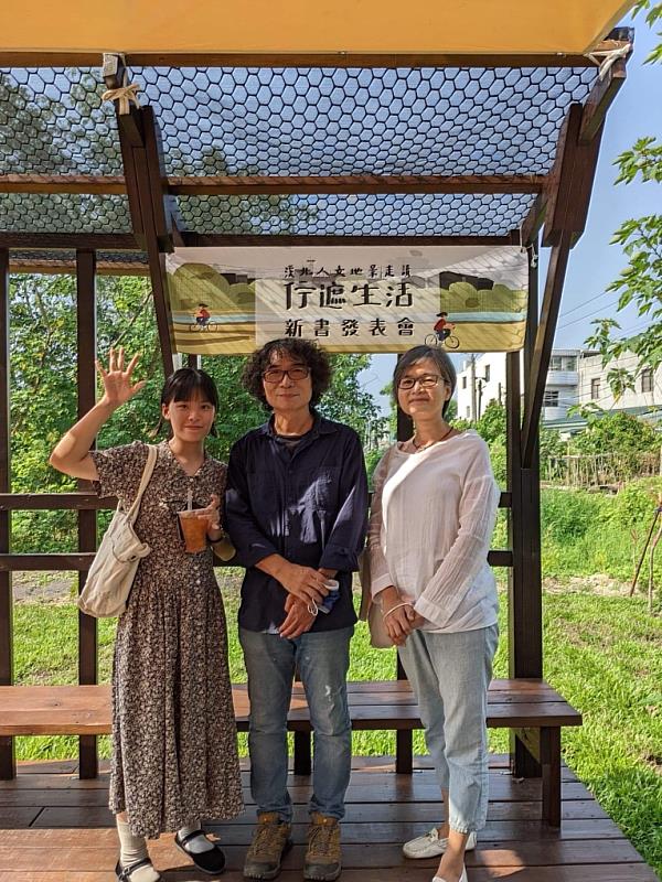 楊子妮(左)與張聰賢老師(中)、傳藝系連俐俐主任(左)出席新書發表會