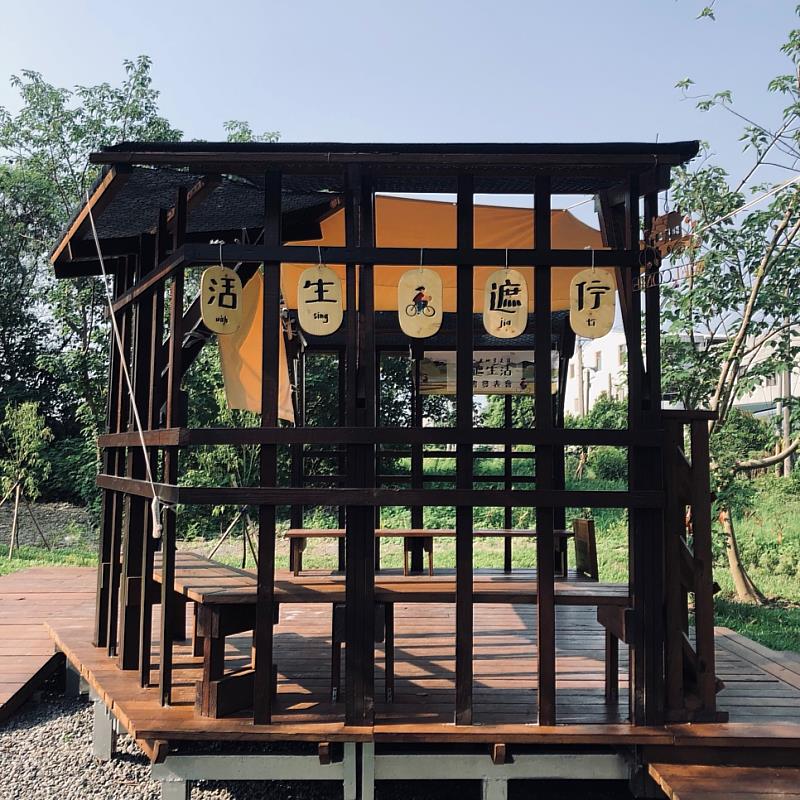 查畝營創生藝文基地新書發表會現場佈置，使用學生楊子妮之原創字體及插圖。