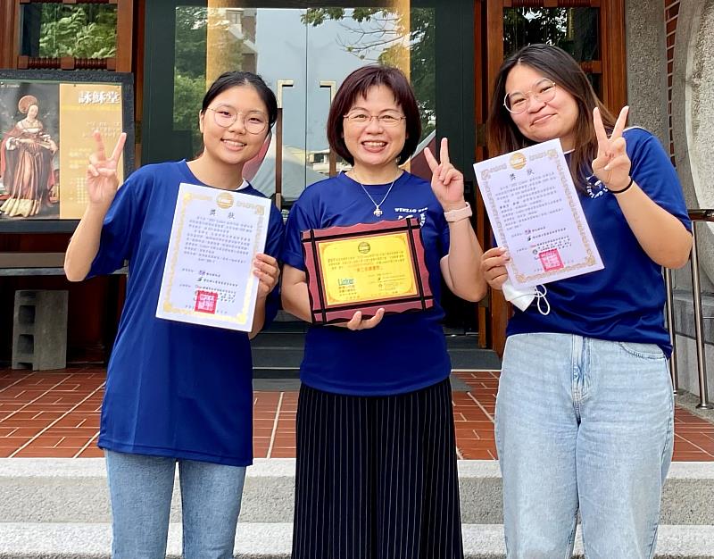 文藻外大國際事務系學生張芳嘉及魏榕婌，與指導老師廖俊芳副教授(中)合影。