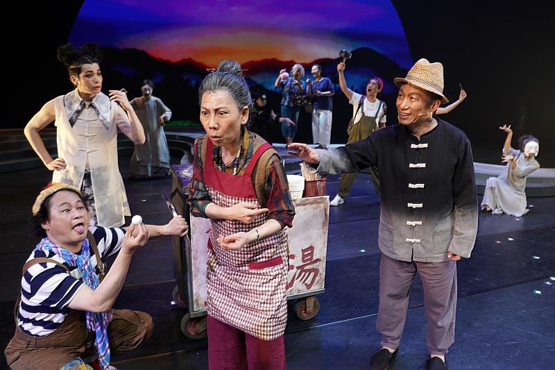 「魔法阿媽」舞台劇創造出有別於動畫角色鮮明形象，集合劇場實力派演員與新生代共同演繹這個屬於臺灣共同的文化記憶。圖／春河劇團提供