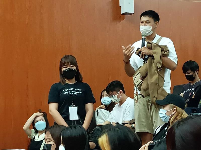 圖說二：大四生林柏諺同學提問