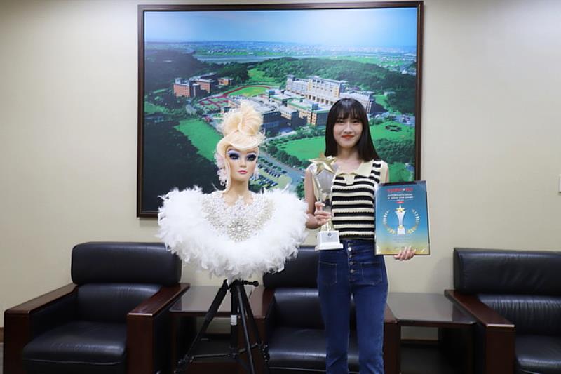 榮獲OMC世界盃錦標賽青年組新娘髮型銅牌的時尚系郭銅家彤同學與作品合照
