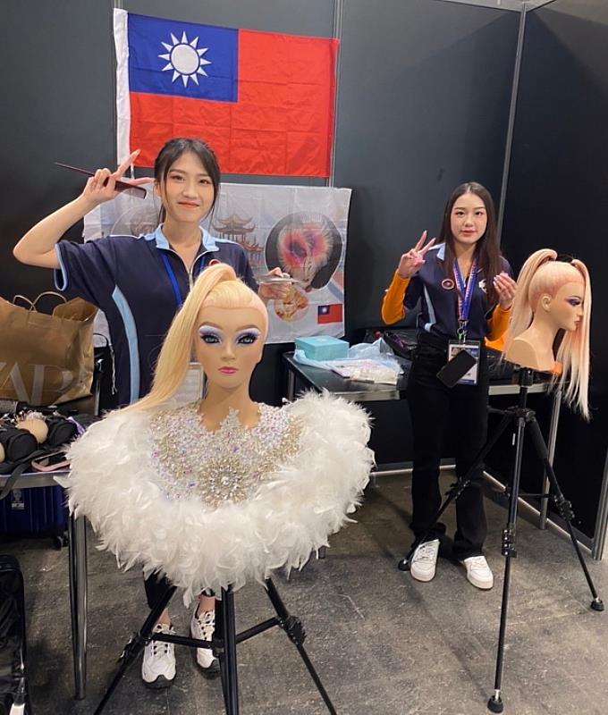育達科大時尚系學生郭家彤(圖左)、許詩雅(圖右)代表國家，遠赴法國巴黎參加2022年OMC世界盃錦標賽