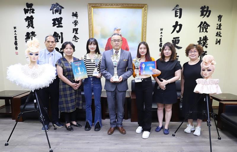 育達科大榮獲OMC世界盃錦標賽青年組新娘髮型金銅牌同學與校長黃榮鵬(圖中)及師長合照