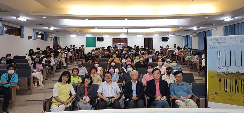 師生踴躍參加《他還年輕》東華限定口碑場放映會。