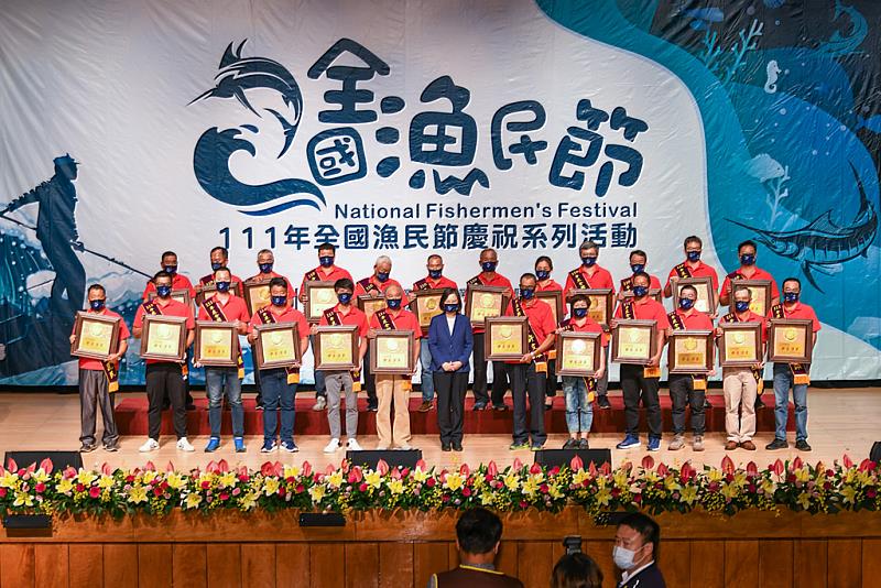 總統與110及111年模範漁民合照