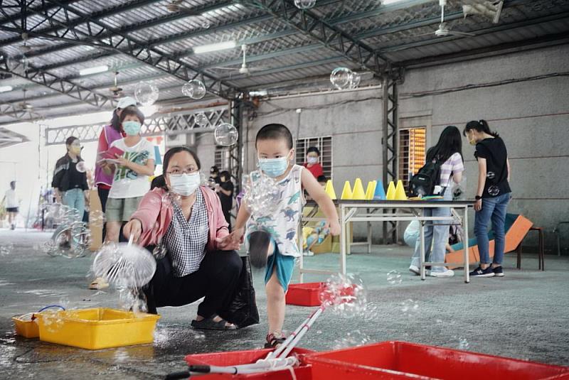 廟埕安靜小角落，變身移動遊樂園2
