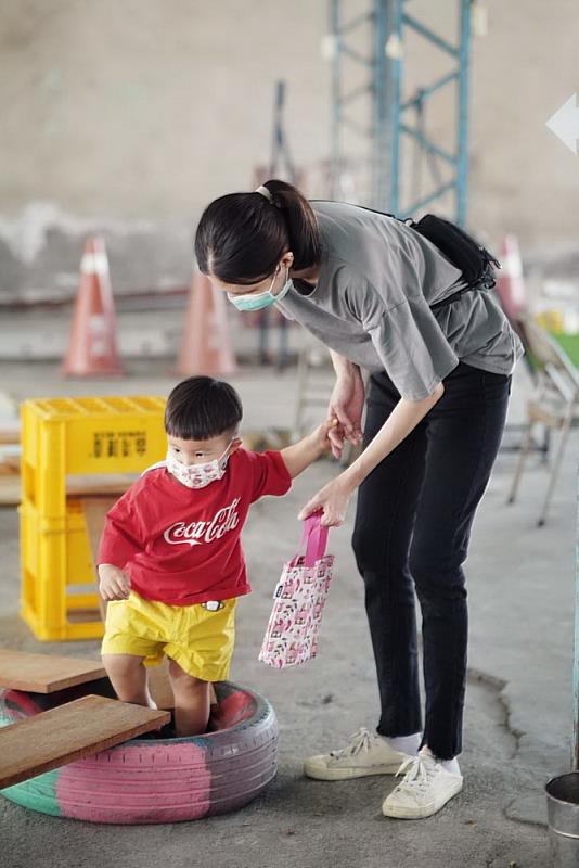 廟埕安靜小角落，變身移動遊樂園4