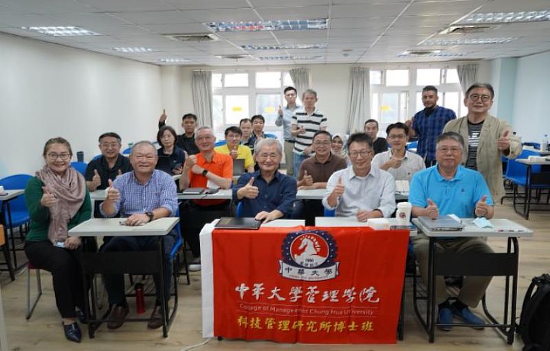 圖/中華大學管理學院博士班師生，與前行政院長毛治國一起提前歡度教師節。