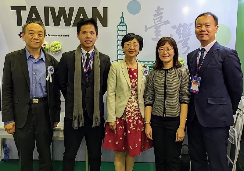 我駐蒙古代表處羅靜如代表（中）參觀2022年蒙古烏蘭巴托秋季商展台灣館合影