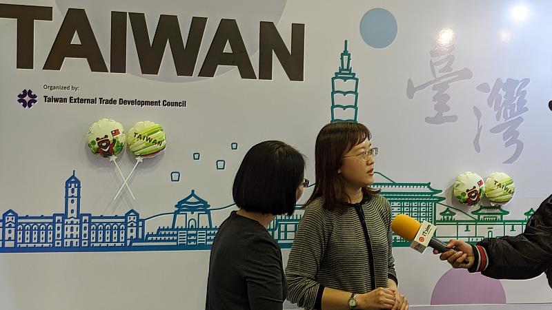 中國輸出入銀行陳蓉瑤小姐代表台灣館接受iToim大會媒體訪問