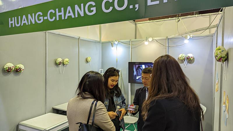 煌昌興業洽談以手機展示自家產品予潛在買主