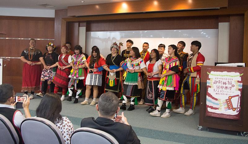 「LIMA原住民文化社」的學長姐，特別吟唱原住民族古調組曲，歡迎新生到來(照片來源：義守大學提供)。