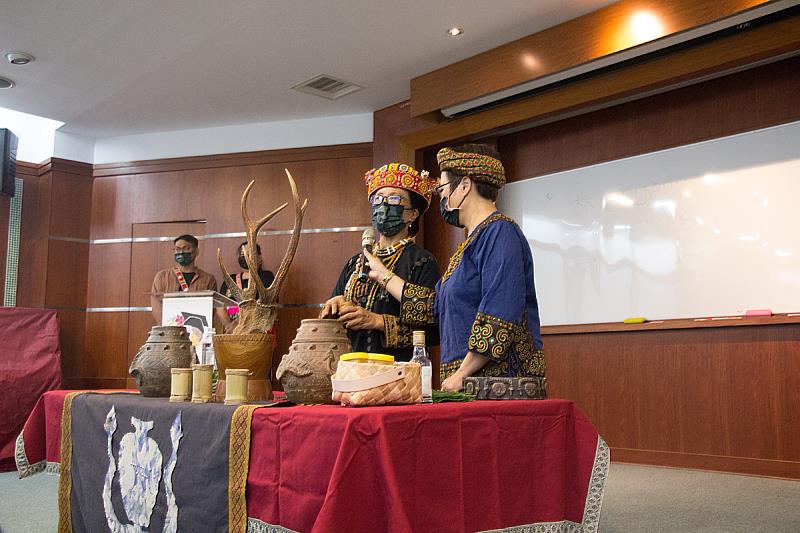 屏東縣春日鄉古華部落馬芳蘭祭師以排灣族的傳統祈福儀式，藉祖靈的庇佑，讓大一新生在大學四年的學習可獲得最大的養分(照片來源：義守大學提供)。