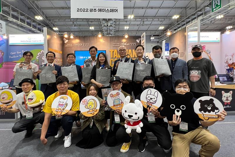 臺灣參展品牌與韓國業界人士合影(後排右5韓國內容文化授權協會會長趙泰奉、後排左4台灣角色品牌授權協會會長鄭文福)
