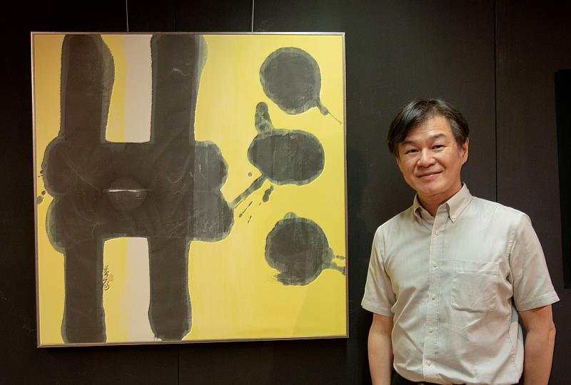 華梵大學人文與藝術學院黃智陽院長展出作品《光形》。