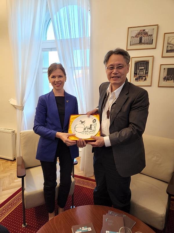 國臺交團長劉玄詠致贈立陶宛國家愛樂協會執行長印有臺灣書畫家李轂摩字畫「日日是好日」紀念盤