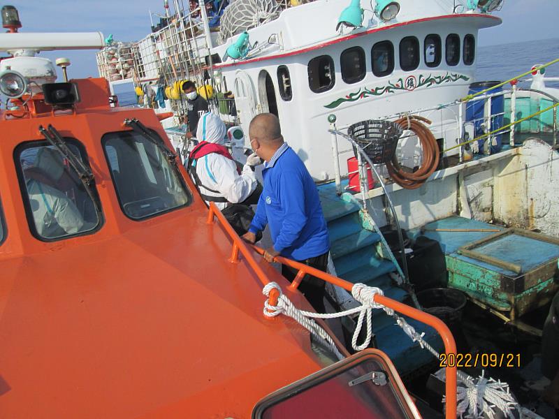 巡護八號船將代理船長洪船長送達金隆成18漁船