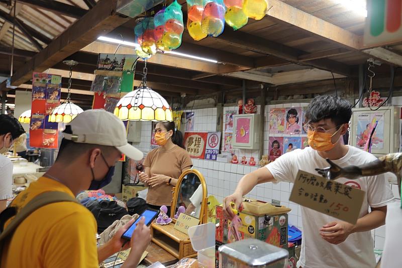 來自台南誠實商店的夢埕負責人希熙表示，能在市場營業是件有趣的事，與改建之前最大差異是空間感更開闊，環境變好了，上週活動兩天消費者反應都很好，消費力也不錯，看好鹽一發展前景。