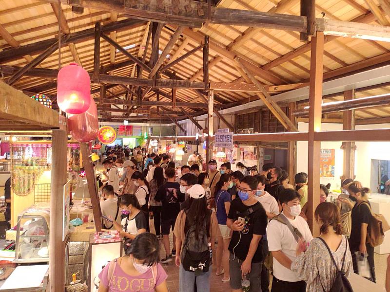 9月24、25日經發局與文總、國發會合辦的「埕市鹽遊會」正式起跑，兩天活動吸引各地遊客湧入鹽一市場消費。