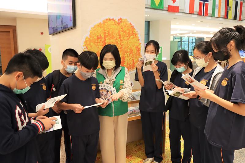 張榮發基金會鍾德美執行長（右五）向參訪學生介紹《道德月刊》並鼓勵學生多多提筆寫作。