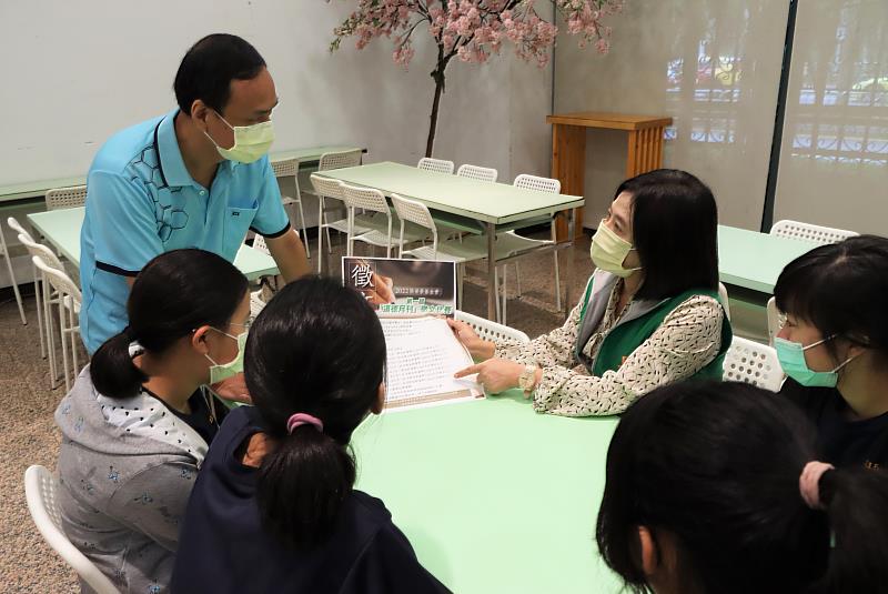 張榮發基金會鍾德美執行長（右三）鼓勵師生投稿參賽。