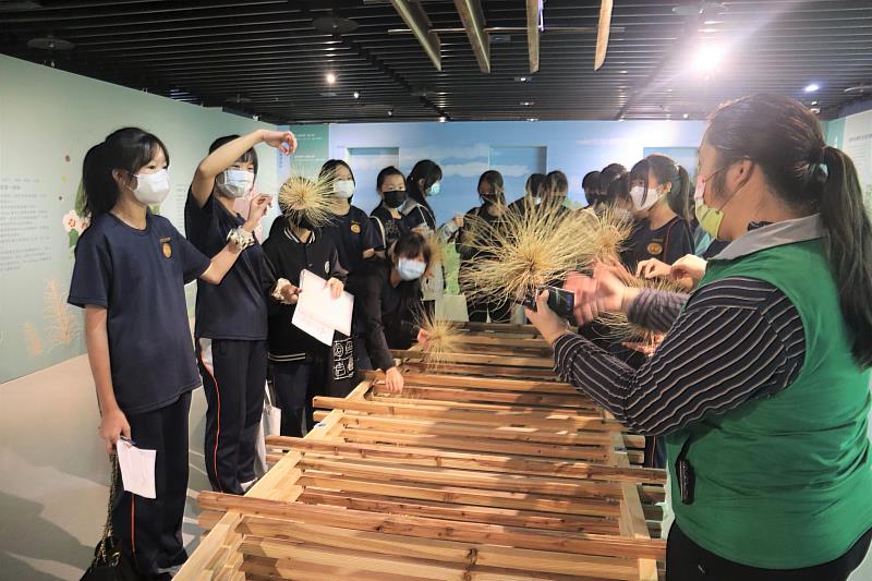 本次徵文比賽還提供班級特別獎勵，得獎班級有機會免費參觀長榮海事博物館及「臺灣植物的偉大航程」特展。