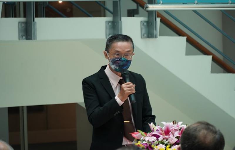 圖/巫登益感謝劉校長的支持與肯定，他很榮幸能到中華大學來辦展覽。