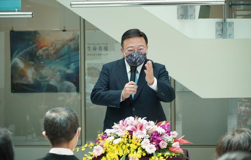 圖/中華大學校長劉維琪感謝巫登益榮譽教授願意在百忙中到學校辦展覽，並盛讚巫登益「一生只做一件事」的堅持。