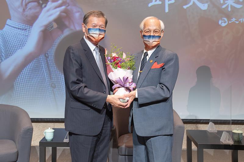 《藝術薪傳北管榮光-邱火榮藝師北管沙龍》鄭榮興教授代表所有弟子獻花給恩師邱火榮藝師