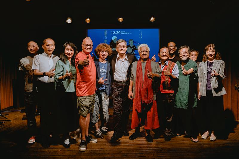 (左起)左一VOICE深夜唱片行店長 陳忠敏銘、左二穩立舞台燈光音響工程 董事長陳穩健、左三北投文物館館長 李莎莉、左四陳永淘、左五探照文化執行長 李明璁、中客委會主委楊長鎮、右六胡德夫、右五原民會副主委鍾興華、右四協同策展人David Chen、右三陳明章、右二新視紀執行長 梁序倫、右一文化部影視司司長曾金滿