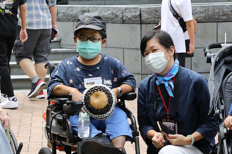 罹患先天性成骨不全症（俗稱玻璃娃娃）的柏諭(圖左)表示，感謝朱紹盈醫師(圖右)及所有為病友著想的工作人員，讓自己這樣行動不便的人也能開心和朋友出遊。