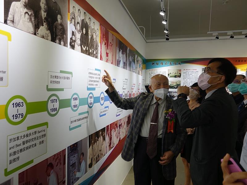 林瑞祥教授親自帶導覽相關展區，細數過往事跡