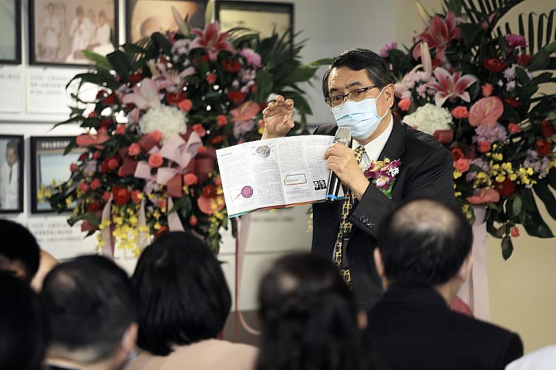 醫學院葉炳強院長正在說明策展內容及醫學教育的應用