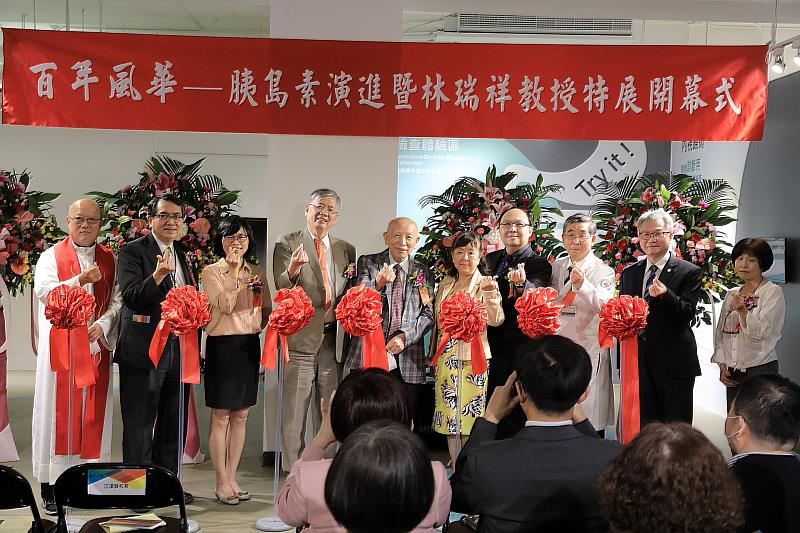 剪綵儀式參加貴賓(由左至右)：輔仁大學嚴任吉神父、輔仁大學醫學院葉炳強院長、國民健康署賈淑麗副署長、輔仁大學江漢聲校長、輔仁大學林瑞祥教授、輔仁大學醫學院蕭淑貞前副院長、中華民國糖尿病衛教學會王治元理事長、輔仁大學附設醫院王水深院長、中華民國糖尿病學會理事長/中山醫學大學校長-黃建寧、輔仁大學護理系黃玉珠副教授