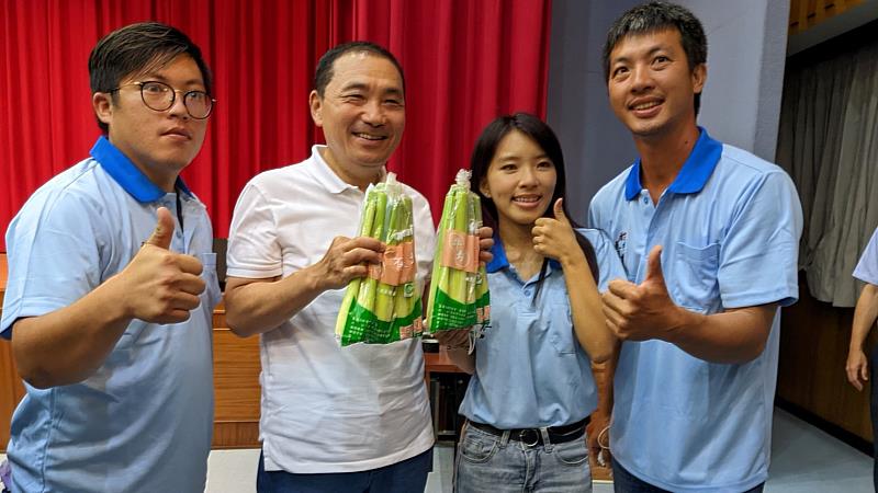 現任淡水牛埔有機農場盧苡甄會長(右二)、淡水樹林口農場許元耀(左一)及三芝豪米好菜蔡豪仲副會長(右一)，是聯誼會平均年齡最年輕的一屆