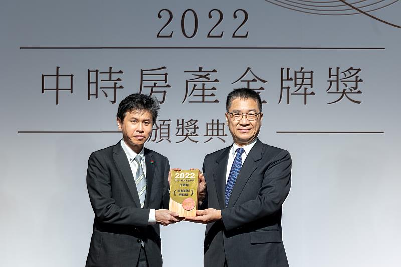 信義代銷總經理李少康（左）從內政部長徐國勇手中，接下「卓越創新服務獎」。