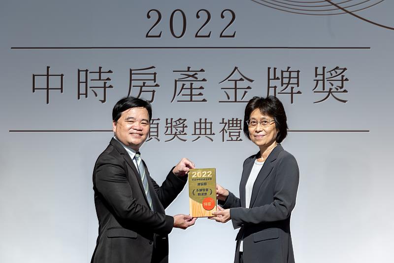 信義開發獲頒「永續發展精湛獎」，副總經理李建坤（左）代表領獎。