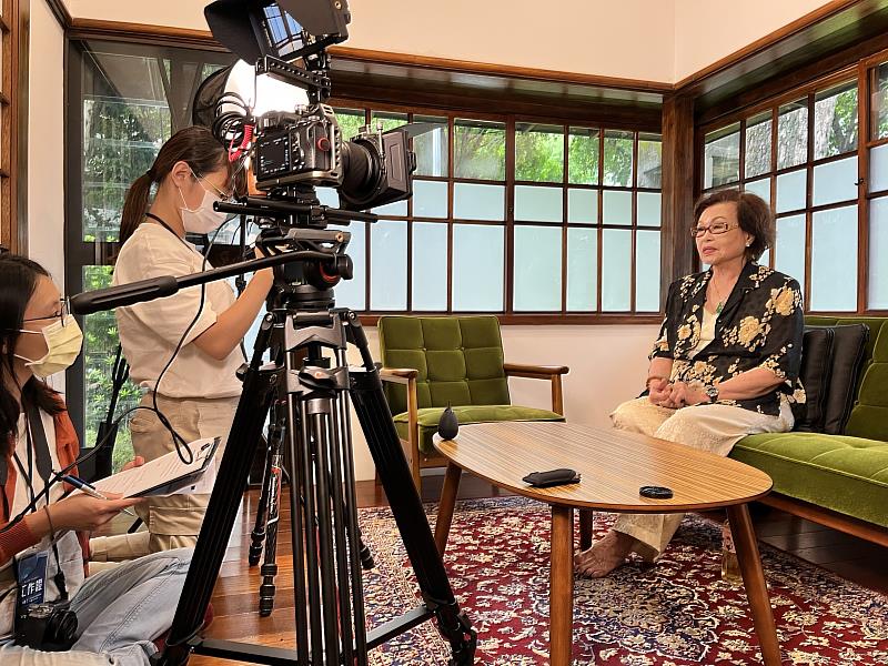 寶島歌后紀露霞（右）於拍攝訪談現場與大家分享生命故事。
