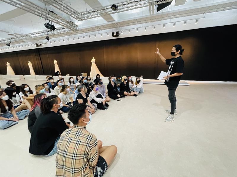 福地祐介指導時尚學程學生戲劇表演