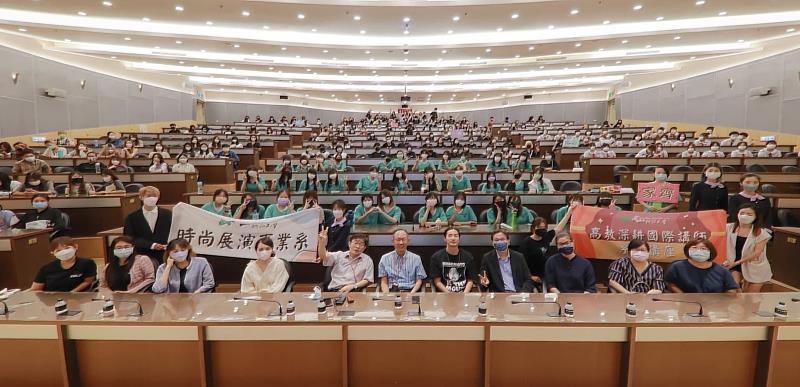 崑大邀請日本演員福地祐介蒞校演講，吸引高中、大學生到場聆聽